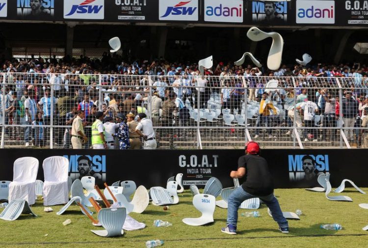 Tur lionel messi di india diwarnai ricuh dan 'aksi selfie' pejabat narsis para fans yang melempar kursi-kursi stadion (foto: reuters/sahiba chawdhary)