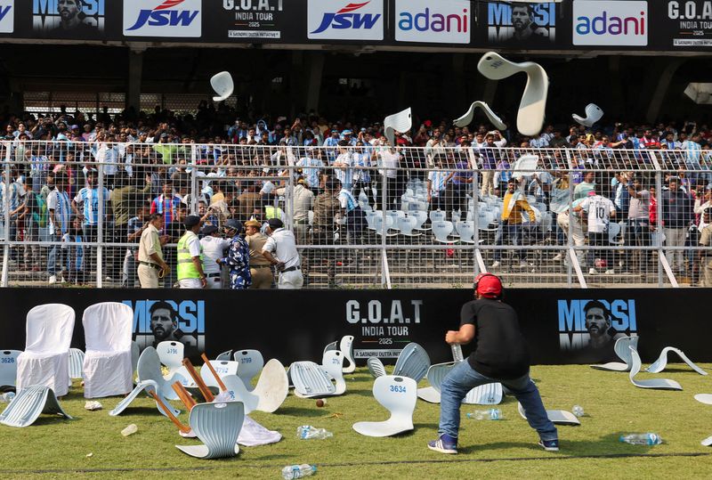 Tur lionel messi di india diwarnai ricuh dan 'aksi selfie' pejabat narsis para fans yang melempar kursi-kursi stadion (foto: reuters/sahiba chawdhary)
