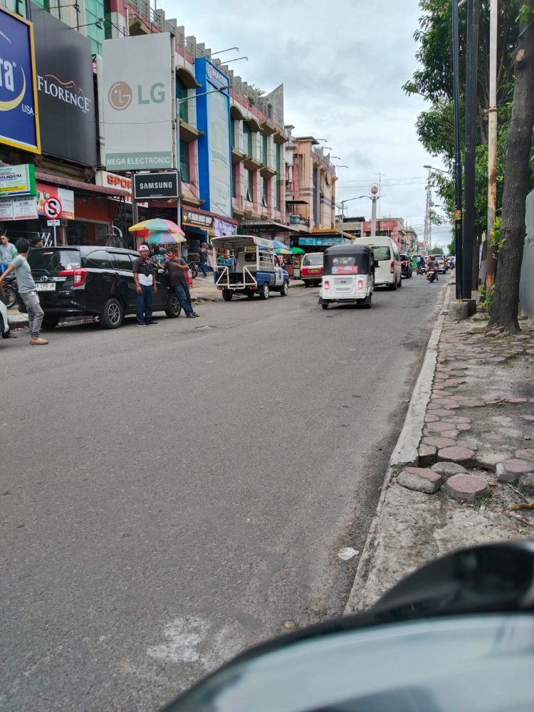 Sosialisasi dishub siantar gagal, supir masih naik dan turunkan penumpang di inti kota suasana jalan di kota siantar tepatnya di sampingramayana yang sering dijadilan loket bus.
