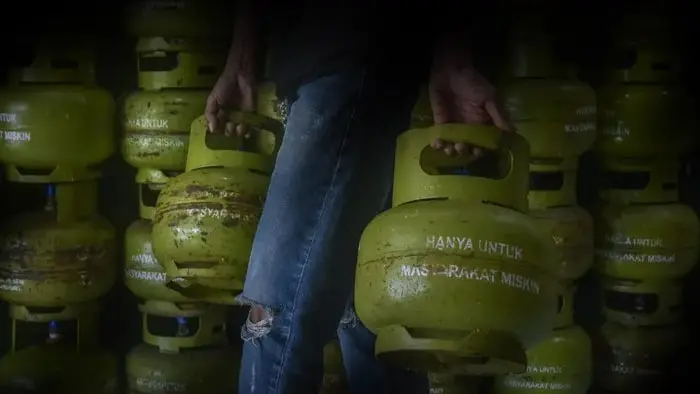 3 pekan pascabencana, elpiji subsidi baru masuk desa jruek balee, warga rela antre warga desa jruek balee, aceh besar, terpaksa mengantre sejak tengah malam untuk mendapatkan elpiji subsidi pascabencana banjir dan longsor.