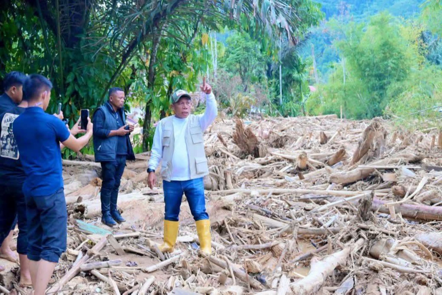 Kayu bawaan banjir akan diolah pemkab tapteng untuk kepentingan warga bupati tapteng, masinton pasaribu saat meninjau ribuan kayu yang terbawa banjir bandang yang menghantam pemukiman warga. (foto: diskominfo tapteng)