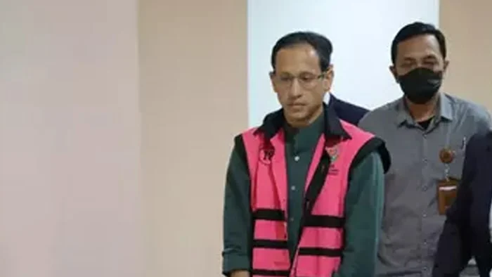 Jaksa sebut nadiem makarim diuntungkan rp809 miliar dari kasus korupsi chromebook jaksa membacakan dakwaan kasus korupsi pengadaan laptop chromebook. nadiem makarim disebut diuntungkan rp809 miliar.