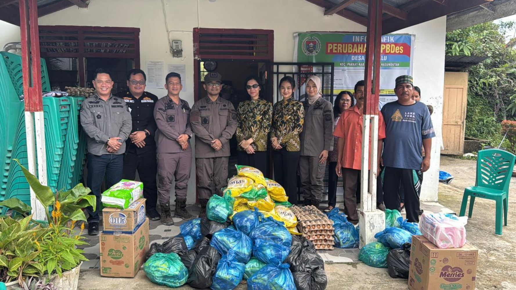Kejari humbahas, iad & angkatan 611 nusantara kejaksaan ri salurkan bantuan untuk korban bencana kejari humbahas didampingi ketua iad dan jajaran salurkan tali asih dan sembako, kamis (11/12).