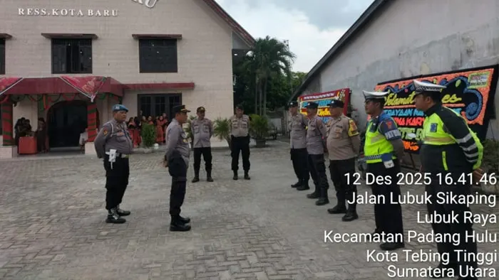 Polisi kawal ibadah natal ukmk stie bina karya di tebing tinggi polisi kawal humanis ibadah natal ukmk stie bina karya di tebing tinggi