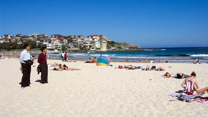 Pantai bondi mencekam, 10 orang tewas dalam insiden penembakan massal penembakan massal terjadi di pantai bondi, sydney, australia, minggu (14/12/2025). polisi nsw mengonfirmasi 10 orang tewas.