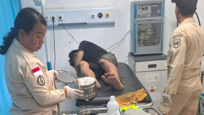 Polisi tangkap perampok toko di depan kantor pos belawan, satu pelaku ditembak polres pelabuhan belawan menangkap pelaku perampok toko dengan kekerasan yang beraksi usai tawuran di jalan kl yos sudarso.