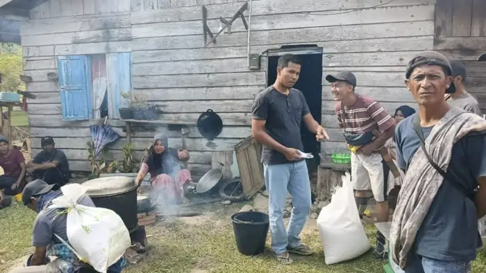 Warga pining bertaruh nyawa demi dapatkan bantuan usai dihantam banjir bandang banjir bandang meluluhlantakkan kecamatan pining sejak 26 november 2025. akses terputus total, warga terpaksa berjalan kaki berhari-hari menembus medan berbahaya untuk menjemput bantuan dan bertahan di tengah bencana.