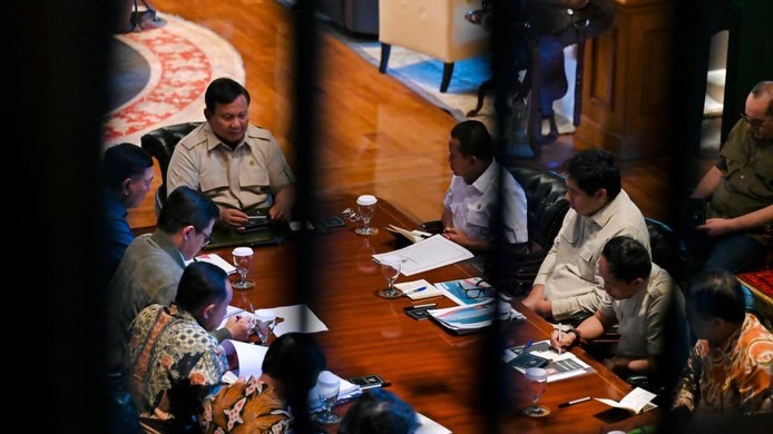 Prabowo panggil menteri ke hambalang, bahas penanganan bencana sumatera-nataru presiden prabowo subianto menggelar rapat terbatas bersama sejumlah menteri kabinet merah putih di kediaman pribadinya di hambalang, bogor, jawa barat, minggu (14/12/2025).