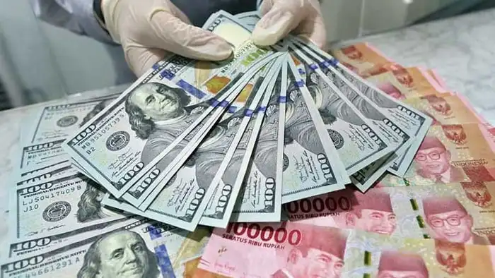 rupiah kembali berada di sorotan publik setelah sepanjang 2025 bergerak liar di bawah tekanan global dan rapuhnya fondasi ekonomi domestik.