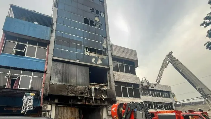 kebakaran gedung terra drone di kemayoran tewaskan 22 orang. seluruh korban teridentifikasi, api diduga berasal dari baterai drone, gedung dinilai tak layak evakuasi.